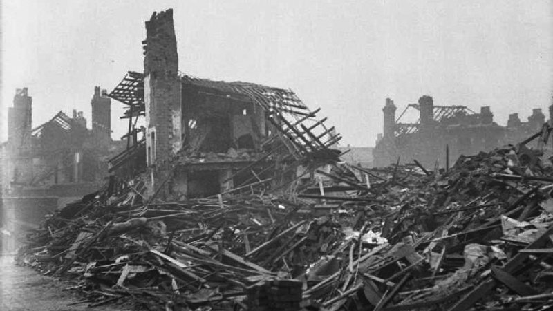 Pick2-Bomb_Damage_in_Birmingham_England_1940_D4130.jpg