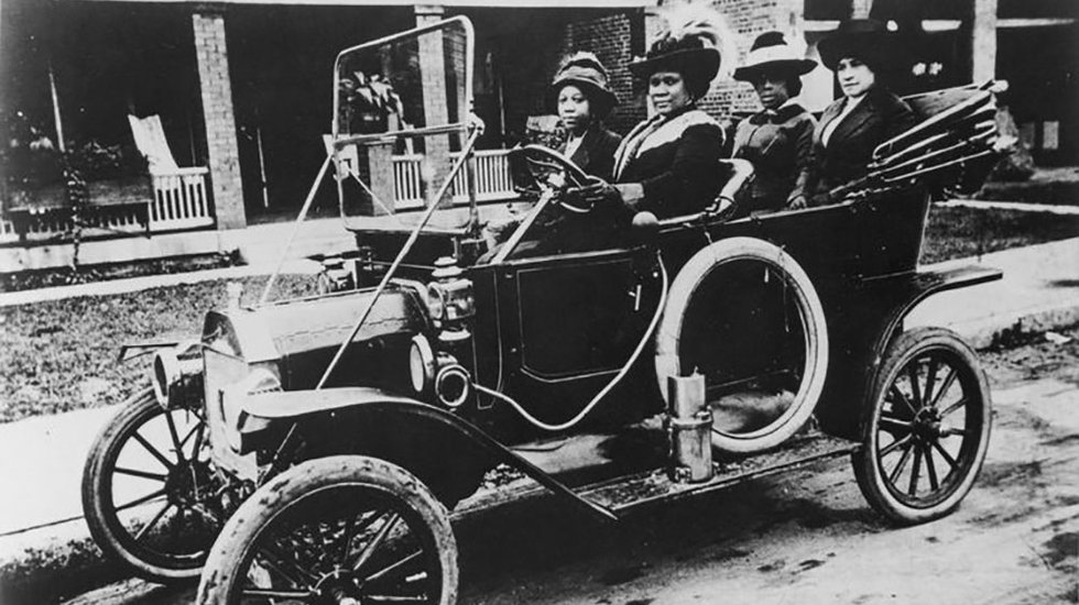 AC-MAIN-madam-cj-walker-driving-with-left-to-right-her-niece-anjetta-breedlove-madam-86d14d.jpg