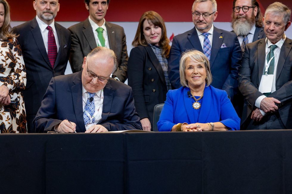 New Mexico Gov. Michelle Lujan Grisham and Star Scientific Ltd. Global Group Chair Andrew Horvath